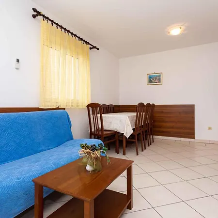 Apartment In 12296 *