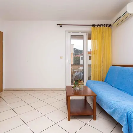 Apartment In 12296 *
