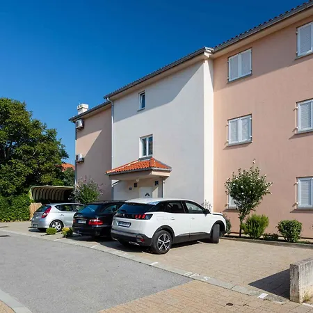 Apartment In 12296 *